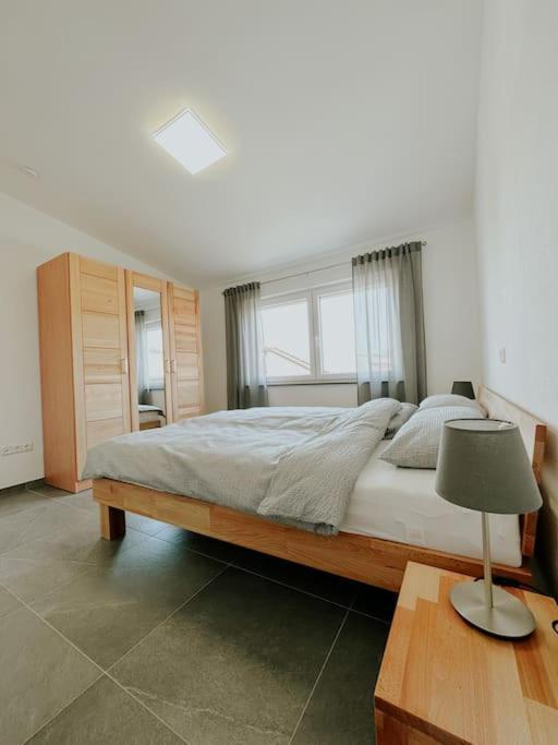 Apartment 100 Qm Im Weindorf - Balkon/Garage Aspisheim Buitenkant foto