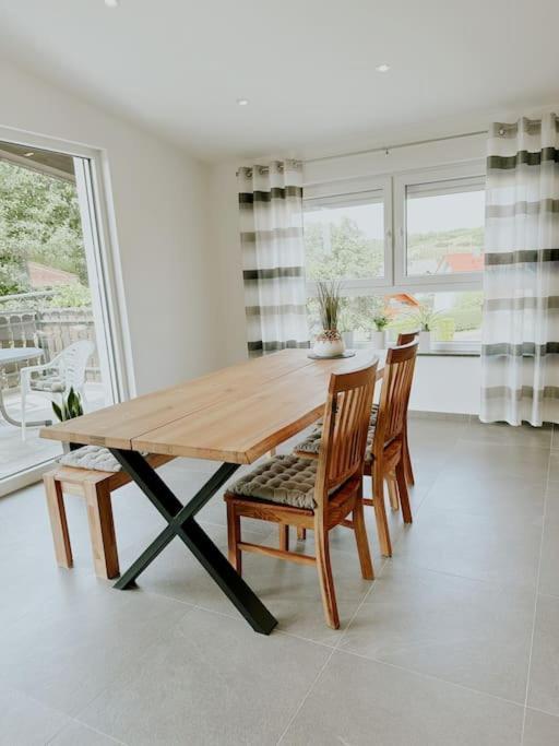Apartment 100 Qm Im Weindorf - Balkon/Garage Aspisheim Buitenkant foto