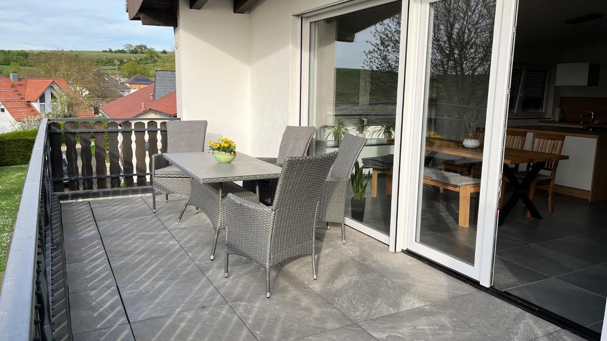 Apartment 100 Qm Im Weindorf - Balkon/Garage Aspisheim Buitenkant foto